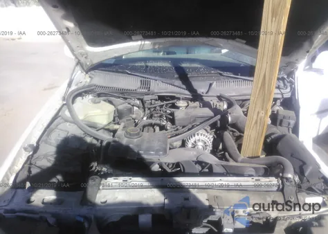 1998 Lincoln Town Car Executive z USA, uszkodzony, nr VIN 1L1FM81W0WY693966